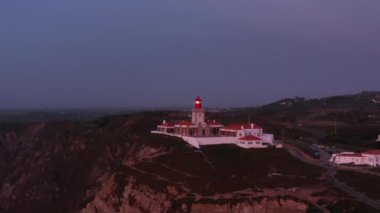 Yükselen uçurumun içindeki bir deniz feneri kompleksinin havadan görüntüsü