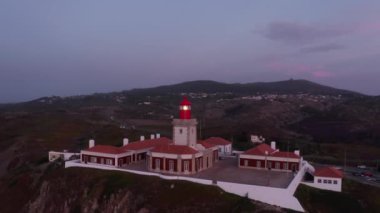 Vahşi ve engebeli burnun içindeki eski deniz feneri