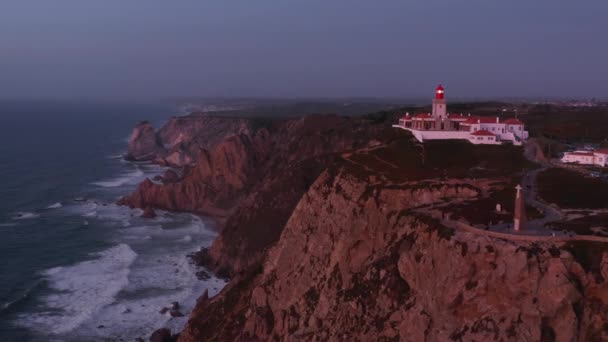 Nuvens roxas iluminam a paisagem isolada como vista de cima — Vídeo de Stock