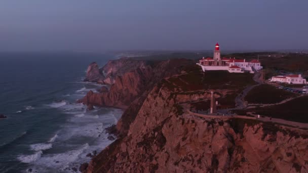 日没時の自然のままの海岸のサミットのドローン映像 — ストック動画