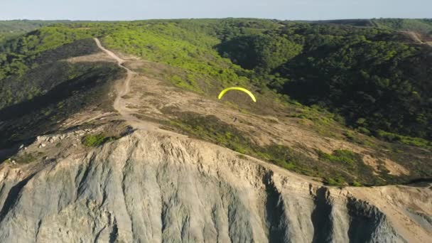 Paysage épique d'un parapente volant au-dessus d'un océan azur — Video