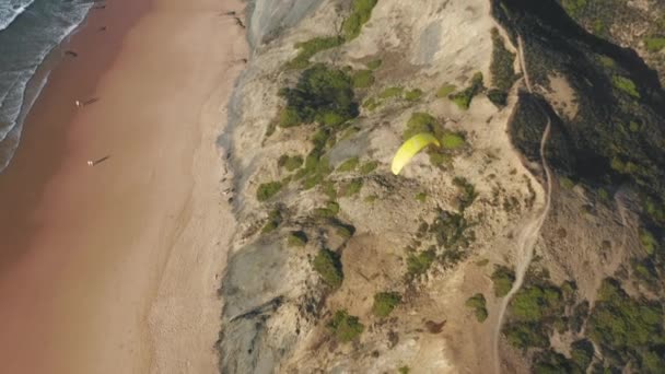 Imágenes aéreas del entusiasta del parapente flotando en el aire — Vídeo de stock