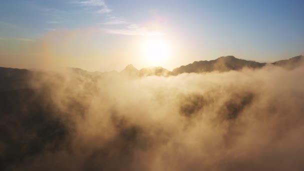 Drone vliegen door prachtige gouden zonnige wolkenlandschap bij zonsopgang 4K hemel — Stockvideo