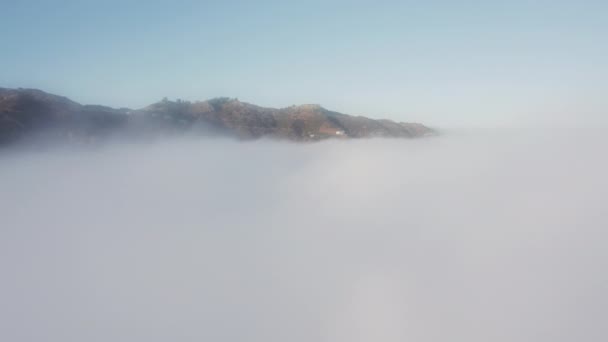 4K aerea del cielo su nuvole cinematografiche all'alba, Volare su nuvole bianche — Video Stock