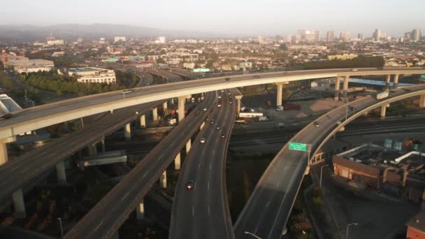 Fondo de transporte urbano de la ciudad estadounidense, Escénico 4K autopista aérea ocupada — Vídeos de Stock