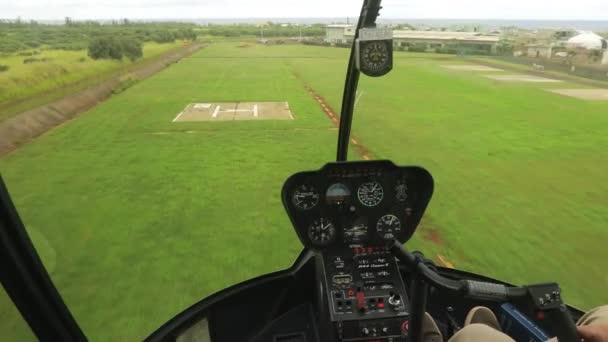 Cockpit vista de helicóptero decolando no aeroporto acima ilha verde Kauai EUA — Vídeo de Stock