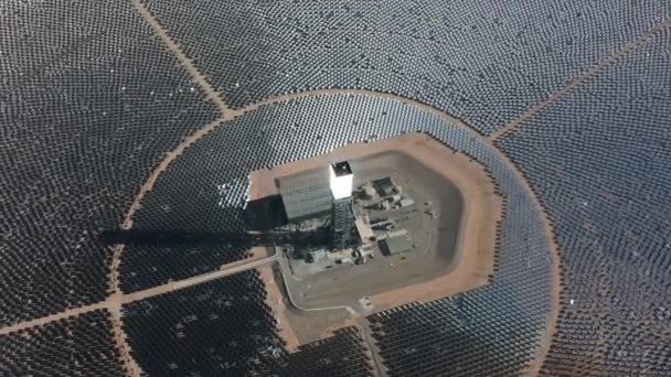 日本の太陽光パネルや発電所の巨大な円の上を回転するドローン — ストック動画