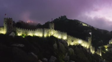 Mor bulutların arka plan görüntüsü ve büyüleyici arka plan ışığı.