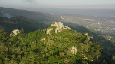 Kalenin kalıntıları kayalık çıkıntının tepesinde.