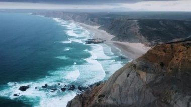 Üzerinde ıssız bir villa olan kıyı manzarasının amblemli görüntüsü