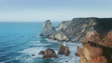 Praia da Ursa üzerindeki uçurumun havadan görünüşü