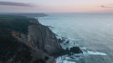 Deniz taşları, yukarıdan görüldüğü gibi muhteşem manzaralarla çevrili.