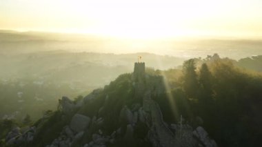Palacio da Pena 'nın dik bir tepenin üstündeki insansız hava aracı görüntüleri.