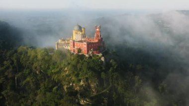 Sintra manzarası içinde beyaz bulutlarla çevrili güzel bir yer.