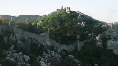 Yoğun ormanlarla çevrili antik şatonun üzerinde güzel bir günbatımı.