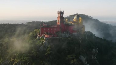 Sintra bölgesi üzerinde güzel manzaralı renkli antik şato