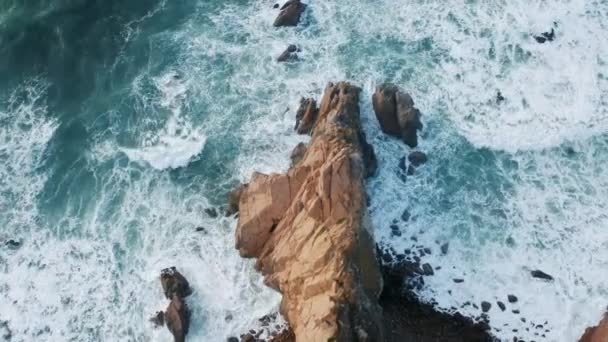 Αεροφωτογραφία ερημικής παραλίας με έντονα κύματα — Αρχείο Βίντεο