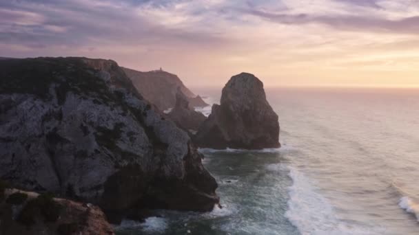 Nuvole di tramonto viola sulla spiaggia europea più occidentale con rocce dominanti — Video Stock