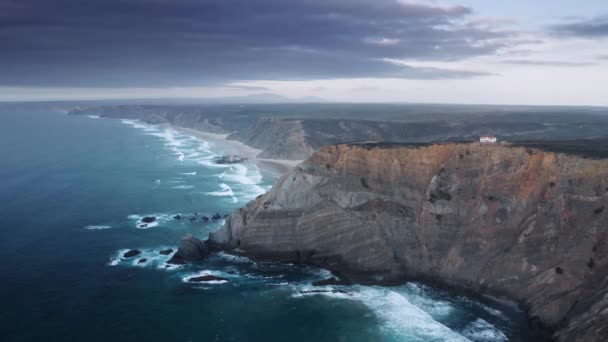 Luchtfoto beelden van de natuur wildernis, gewassen met stormachtige zee — Stockvideo