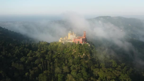 Съёмки великолепного дворца за облачным горизонтом — стоковое видео