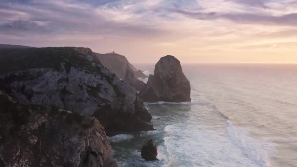 Letecký pohled na ohromující a divoké přírodní pobřežní krásy — Stock video