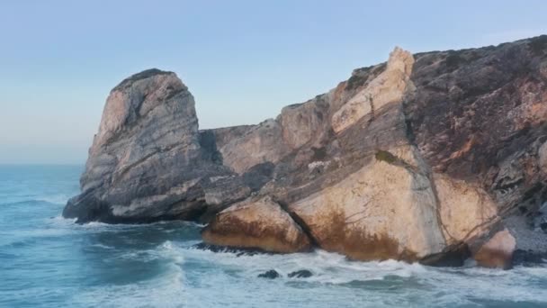 Filmati aerei di rocce marine che dominano il paesaggio superbo — Video Stock