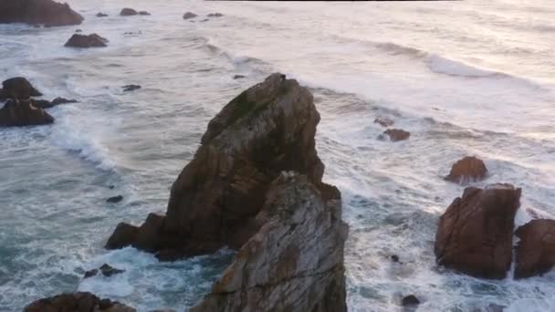 Αεροφωτογραφία ενός ψαρά στην κορυφή ενός βράχου με απέραντο ωκεανό πίσω — Αρχείο Βίντεο