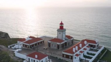 Devasa tepeye çarpan dalgaların insansız hava aracı görüntüleri