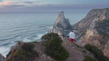 Arka planda güzel izole plajlı engebeli kıyı manzarası