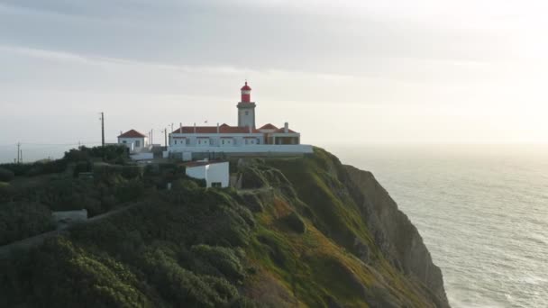 Der Leuchtturm von Cabo da Roca auf der Spitze einer Küstenklippe von oben gesehen — Stockvideo