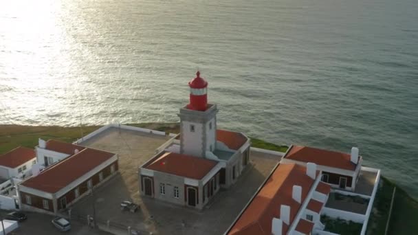 Panorama costeiro do ponto mais ocidental do continente com encostas íngremes — Vídeo de Stock