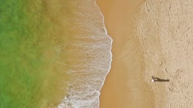 Erkek turist, yukarıdan görüldüğü gibi ıssız ve güzel bir tatil köyünde yürüyor.