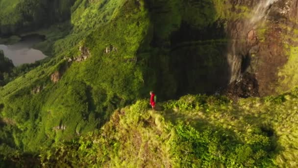 Съемки с воздуха туриста, исследующего удаленный горный остров — стоковое видео