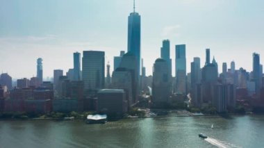 Güneşli yaz gününde New York City 4K hava sahasında Manhattan binalarına doğru uçuyor.