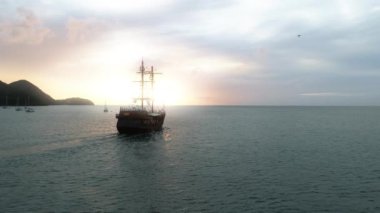 Mükemmel yaz seyahatleri olan tarihi gemi tropik Saint Lucia Adası 4K