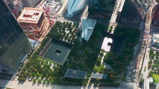 Topp ned fra lufta 4K utsikt på World Trade Center og 911 Memorial and Museum – stockvideo