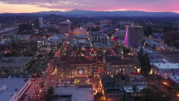 Mission Inn hotel, Kerstverlichting bij schemering met schilderachtige roze zonsondergang boven — Stockvideo