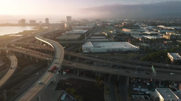Scenisk vy upptagen motorväg korsning i gyllene solnedgång med vik på bakgrund 4K — Stockvideo