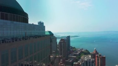 Manhattan rıhtımında hızla uçan helikopter Hudson nehri manzaralı 4K