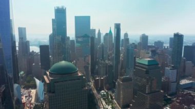 İnsansız hava aracı Manhattan, Dünya Ticaret Merkezi NYC 'deki iş ofislerinden geri uçuyor.