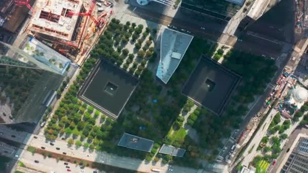 Pandangan di atas taman hijau dan air mancur didedikasikan untuk peringatan 911 New York — Stok Video