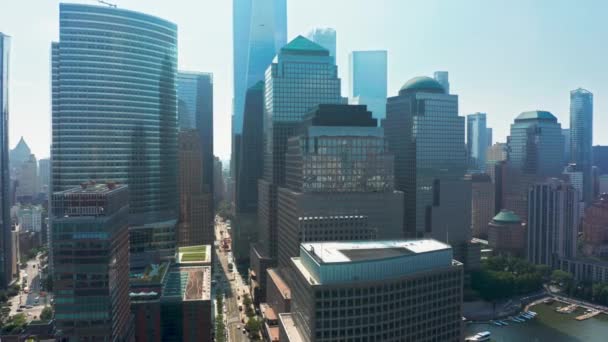 Pencakar langit dan bangunan di distrik keuangan Manhattan bawah, New York City — Stok Video