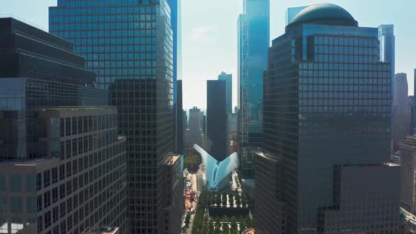 Drohne fliegt dicht zwischen modernen Glasgebäuden Geschäftsbüros New York City — Stockvideo