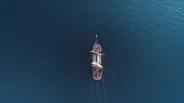Okyanusta seyreden Avrupalı korsanların deniz manzaralı 4K hava yolculuğu