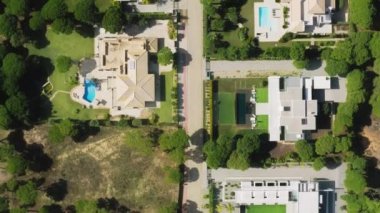 Yeşillik içindeki kiralık malikanenin güzel mimarisinin havadan görünüşü