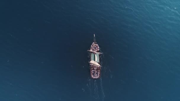 Вид на корабель європейських піратів, що подорожує в океані 4K, — стокове відео