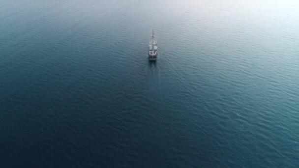 Вид на море с высоты птичьего полета на исторический европейский пиратский корабль — стоковое видео