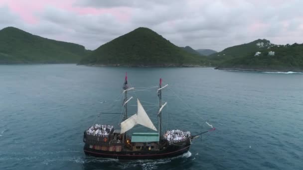 Морской воздушный исторический европейский галеон на острове Сент-Люсия — стоковое видео