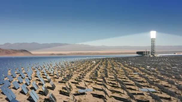 Nipton ferme Californie paysage, Incroyable tour solaire aérienne et rangées de panneaux — Video