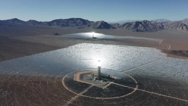 空撮太陽エネルギーモジュールまたは乾燥したカリフォルニア砂漠、米国のパネル行 — ストック動画